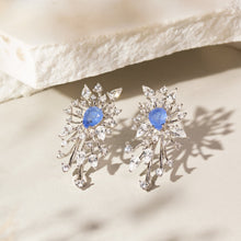 Cargar imagen en el visor de la galería, Pendiente gota tanzanita rayos con circonitas blancas en baño de rodio. Una semijoya súper moderna, elegante y leve.

una joya exclusiva Wal Barros.

joyas hipoalergénicas y sin níquel.

 
