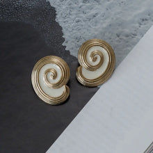 Cargar imagen en el visor de la galería, Pendiente resina con dorado súper de moda para brillar en su verano. Joyas orgánicas, leves y elegantes.
