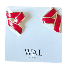 Cargar imagen en el visor de la galería, Pendiente Resina Formas Rojo o Negro en baño de oro 18k.

Hipoalergênico e sem níquel.

¡Elegante e deslumbrante para você!
