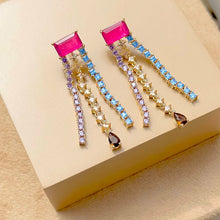 Cargar imagen en el visor de la galería, Pendiente turmalina Rosa largo con franjas en cristales coloridos en baño de&nbsp;oro18k. Super chic y moderno.

Joyas hipoalergenicas y sin niquel

