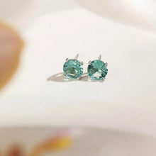 Cargar imagen en el visor de la galería, Este conjunto Topacio en plata 925, pendiente 8mm de plata de ley 925 aporta el toque de color y brillo perfecto para marcar la diferencia. Con un cristal de topacio azul redondo de 8 mm, añade un toque ligero, elegante y encantador a cualquier look. Una pieza hermosa y moderna, muy fácil de combinar, ideal para realzar tu atuendo con un toque delicado y sofisticado.

Collar 50cm + 5cm ajustável.

Joyas hipoalérgicas e sem niquel.
