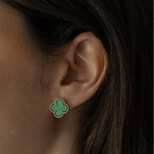 Cargar imagen en el visor de la galería, Pendiente trebol verde en baño de oro 18k. joya super de moda.
