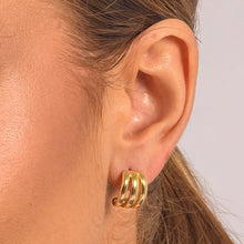 Cargar imagen en el visor de la galería, Pendiente Mini triple lineas en baño de oro18k

Delicado y elegante.

Joyas hipoalergenicas y sin niquel
