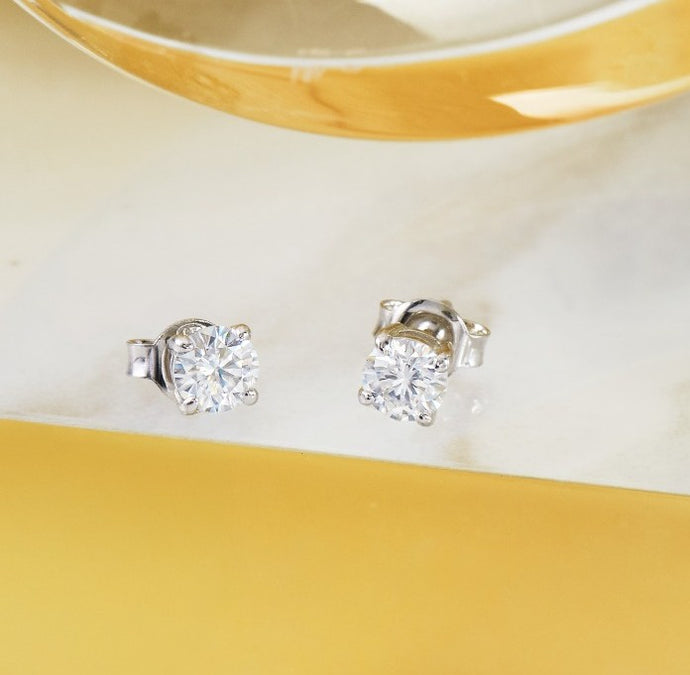 Pendiente moissanite ponto de luz redondo 5mm 0,5ct de alta calidade em plata925.

Características principais:
Material: Hecho de prata esterlina 925 de alta qualidade, com sua escolha de banho de ouro ou rodio de luxo para um brilho duradouro. A prata de ley 925 é um metal leve feito com 92,5% de prata pura. É muito durável e foi projetado para uso diário.
Pedras: Moissanita: utilizamos uma variedade de pedras de moissanita de alta qualidade, selecionadas por sua beleza e longevidade.
Tamanho da pedra: 5 m