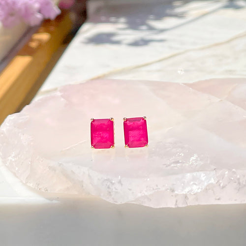 Pendientes en formato retangular con piedras fusion turmalina rosa, Esmeralda  y azul en baño de oro 18k.  Joyas hipoalergénicas y sin niquel.  1 año de garantia en su baño.