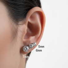 Cargar imagen en el visor de la galería, Pendiente moissanite ponto de luz redondo 5mm 0,5ct de alta qualidade em plata925.

Características principais: 
Material: Hecho de prata esterlina 925 de alta qualidade, com banho de rodio de luxo para um brilho duradouro. A prata de ley 925 é um metal leve feito com 92,5% de prata pura. É muito resistente e foi projetado para uso diário. 
Pedras: Moissanita: utilizamos uma variedade de pedras de moissanita de alta qualidade, selecionadas por sua beleza e longevidade. 
Tamanho da pedra: 5 mm 
Hipoalergênic
