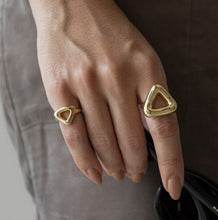 Cargar imagen en el visor de la galería, Anillo triangulo en baño de oro18k en diferentes tamaños.. Se puede hacer conjunto com el pendiente,  joyas hipoalergenicas y sin niquel.
