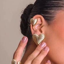 Cargar imagen en el visor de la galería, Earcuff &amp; Piercing Corazón Dorado
