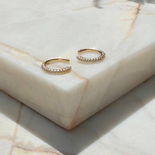 Cargar imagen en el visor de la galería, Piercing fino de circonita blanca con baño de oro de 18 quilates.

ideales para mezclar con pendientes Wal Barros.

Un estilo moderno, este piercing con baño de oro de 18 quilates presenta circonitas blancas incrustadas. Incluye un par.

 
