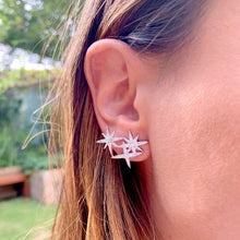 Cargar imagen en el visor de la galería, Trío de pendientes de estrella con circonitas cúbicas blancas incrustadas. Incluye un par. Plata de ley 925 bañada en rodio blanco.

Hipoalergénico, sin níquel. 
1 año de garantía en el baño.

Fabricado con piedras sintéticas.

 
