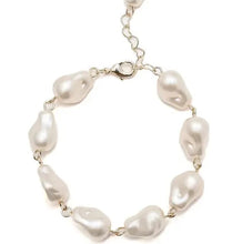 Cargar imagen en el visor de la galería, Pulsera perlas formas elo y cierre em baño de rodio.

Perlas están super en alta, de moda, mescle con otras de Wal Barros brand. Se puede hacer Conjunto con el collar.

Joyas chic para elevar su look todos los dias.

15cm + 5cm
 
