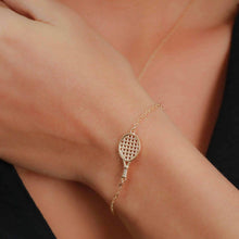 Cargar imagen en el visor de la galería, Pulsera delicada raqueta “beach tennis” o “padel” forma orgánica en baño de oro 18k

15 cm + 5 cm ajustable.

Joyas Hipoalergénicas y sin níquel

