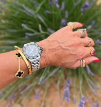 Cargar imagen en el visor de la galería, Pulsera cadena delicada trébol en plata 925 en baño de oro18k dorado super leve se puede hacer Conjunto con el collar trébol Está super de moda. Para mujer modernas 
