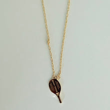 Cargar imagen en el visor de la galería, Tobillera cadena colgante raqueta beach Tennis en baño de oro18k. Super estilo para tu verano.

 26cm + 5cm ajustable.

Joyas hipoalergénicas y sin níquel.

 
