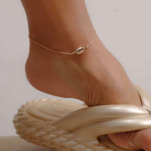 Cargar imagen en el visor de la galería, Tobillera cadena dorada con colgante caracola del mar en baño de oro18k de alta calidad para su verano.

 26cm + 5cm ajustable.

 Joyas hipoalergénicas y sin níquel.
