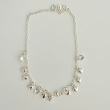 Cargar imagen en el visor de la galería, Tobillera corazones en plata 925 con baño de ródio. Delicada para usar en el verano.

 26cm + 5cm ajustado.

Joyas hipoalergénicas y sin níquel.
