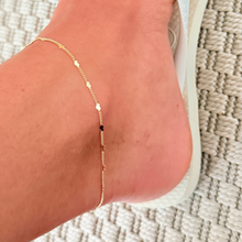 Cargar imagen en el visor de la galería, Tobillera cadena delicada con mini corazones plata en baño de rodio, o dorada en baño de oro 18k. Ideales para el verano.

 26cm + 5 cm ajustable 

joyas hipoalergénicas y sin níquel.

 
