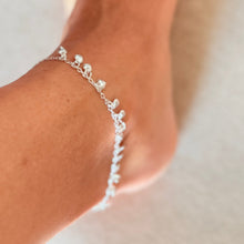 Cargar imagen en el visor de la galería, Tobillera corazones en plata 925 con baño de ródio. Delicada para usar en el verano.

 26cm + 5cm ajustado.

Joyas hipoalergénicas y sin níquel.
