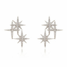 Cargar imagen en el visor de la galería, Trío de pendientes de estrella con circonitas cúbicas blancas incrustadas. Incluye un par. Plata de ley 925 bañada en rodio blanco.

Hipoalergénico, sin níquel. 
1 año de garantía en el baño.

Fabricado con piedras sintéticas.

 
