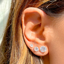 Cargar imagen en el visor de la galería, 3 pendientes puntos de luz con circonitas blancas de primera calidad, engarzados en punta y en tamaños: 3 mm, 5 mm y 7 mm.  Una Joya perfecta. Conjunto con collar punto de luz y alianza solitário redondo en baño de oro18k. Antialérgico, no contiene níquel
