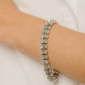 Pulseira de strass baguete, fecho lagosta e extensor de corrente. Banho diamante.  Compr: 13cm; Larg: 1,0cm; Ext: 5cm; Peso: 1