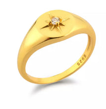 Cargar imagen en el visor de la galería, Anillo estrella con circonitas.
