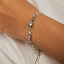 Cargar imagen en el visor de la galería, Una Joya exclusiva! Pulsera cadena con cristal chatón en plata. cierre bóia.  Tamaño: 18cm, Ext: 5cm . Peso: 11,3g.
