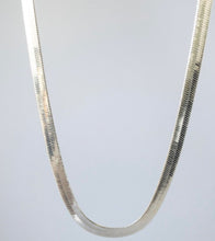 Cargar imagen en el visor de la galería, Collar serpiente plata
