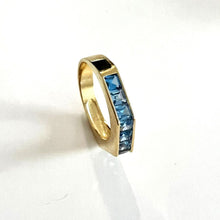 Cargar imagen en el visor de la galería, Anillo Alianza circonitas azul en baño de oro 18k. Delicado e ideal para mesclar con otros anillos Wal Barros brand. ¡Elegante y deslumbrante para ti!  Joyas Hipoalergénico y sin níquel.  Tamaño: 6 USA (14 BR) 
