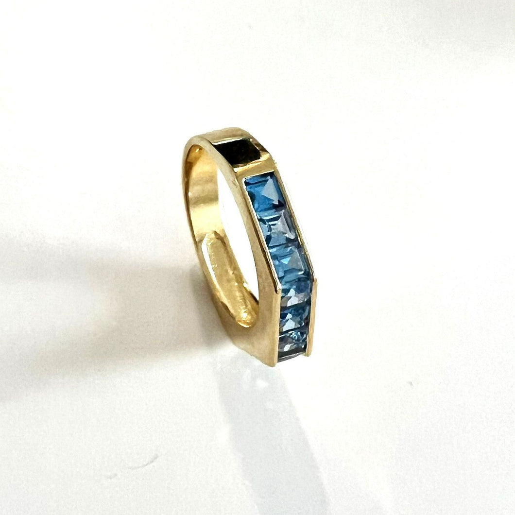 Anillo Alianza circonitas azul en baño de oro 18k. Delicado e ideal para mesclar con otros anillos Wal Barros brand. ¡Elegante y deslumbrante para ti!  Joyas Hipoalergénico y sin níquel.  Tamaño: 6 USA (14 BR) 