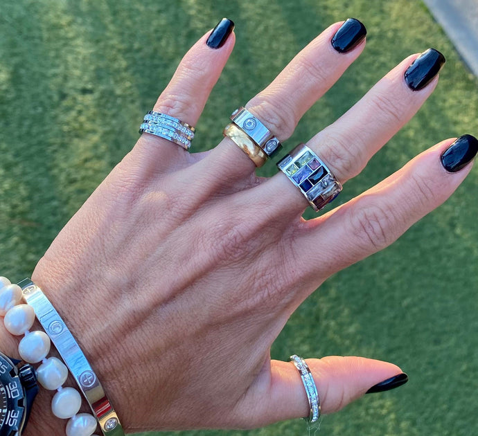 Anillos en acero con circonitas. 