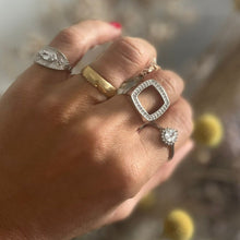 Cargar imagen en el visor de la galería, Anillo con micro circonitas en plata, alianza solitario en plata
