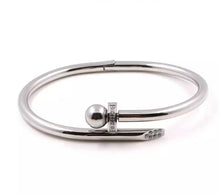 Cargar imagen en el visor de la galería, Bracelete plata en acero inoxidable con circonitasBracelete Plata o dorado en acero inoxidable con circonitas. Super fashion y chic. Una Joya que siempre está de moda en toda las estaciones del año. Similares en las grandes Joyerias. Mesclar con una outra pulsera Wal Barros Brand se quedará lindo.
