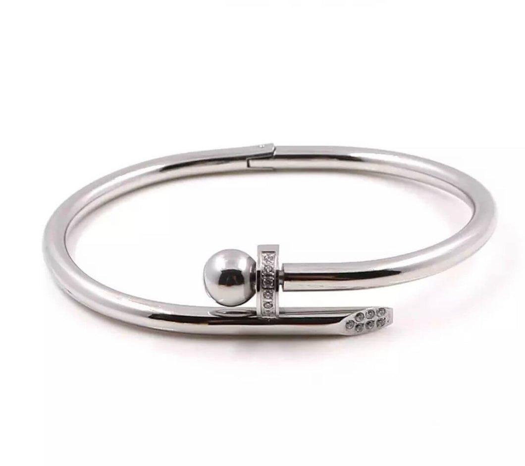 Bracelete plata en acero inoxidable con circonitasBracelete Plata o dorado en acero inoxidable con circonitas. Super fashion y chic. Una Joya que siempre está de moda en toda las estaciones del año. Similares en las grandes Joyerias. Mesclar con una outra pulsera Wal Barros Brand se quedará lindo.