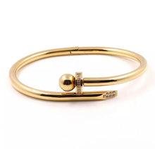 Cargar imagen en el visor de la galería, Bracelete prego Plata o dorado en acero inoxidable con circonitas. Super fashion y chic. Una Joya que siempre está de moda en toda las estaciones del año. Similares en las grandes Joyerias. Mesclar con una outra pulsera Wal Barros Brand se quedará lindo.
