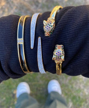 Cargar imagen en el visor de la galería, Bracelete esmaltado negro con circonitas en acero inoxidable
