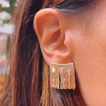 Cargar imagen en el visor de la galería, Pendiente franja en baño de oro 18k . Super comodo.

joyas hipoalergénicas y sin niquel.

6 meses de garantia en su baño.
